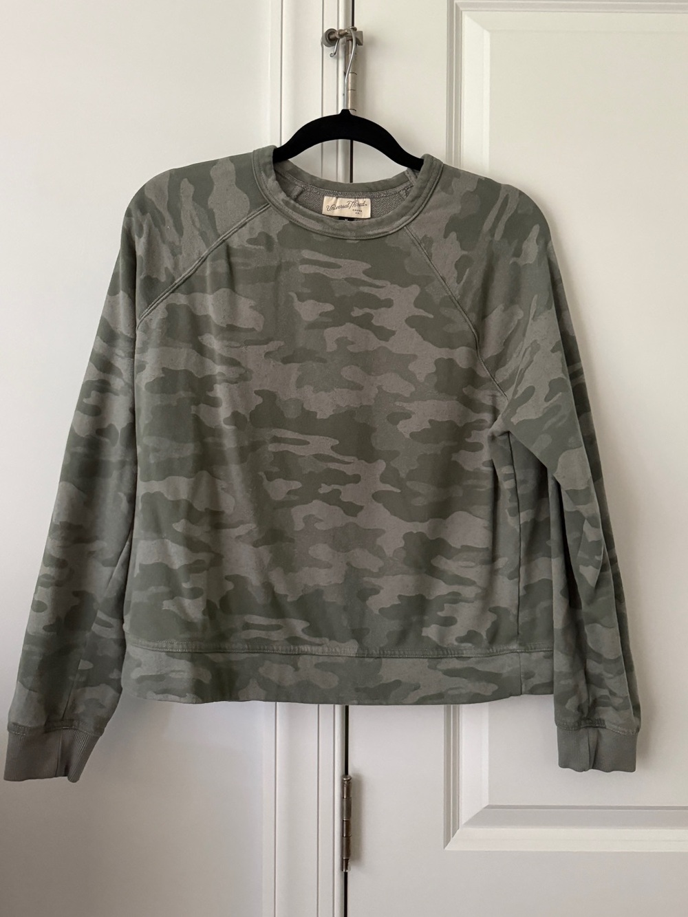 Women’s Universal Thread Green Camo Crewneck Sweatshirt NWOT
